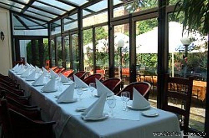 Elite Hotel Орадя Ресторан фото